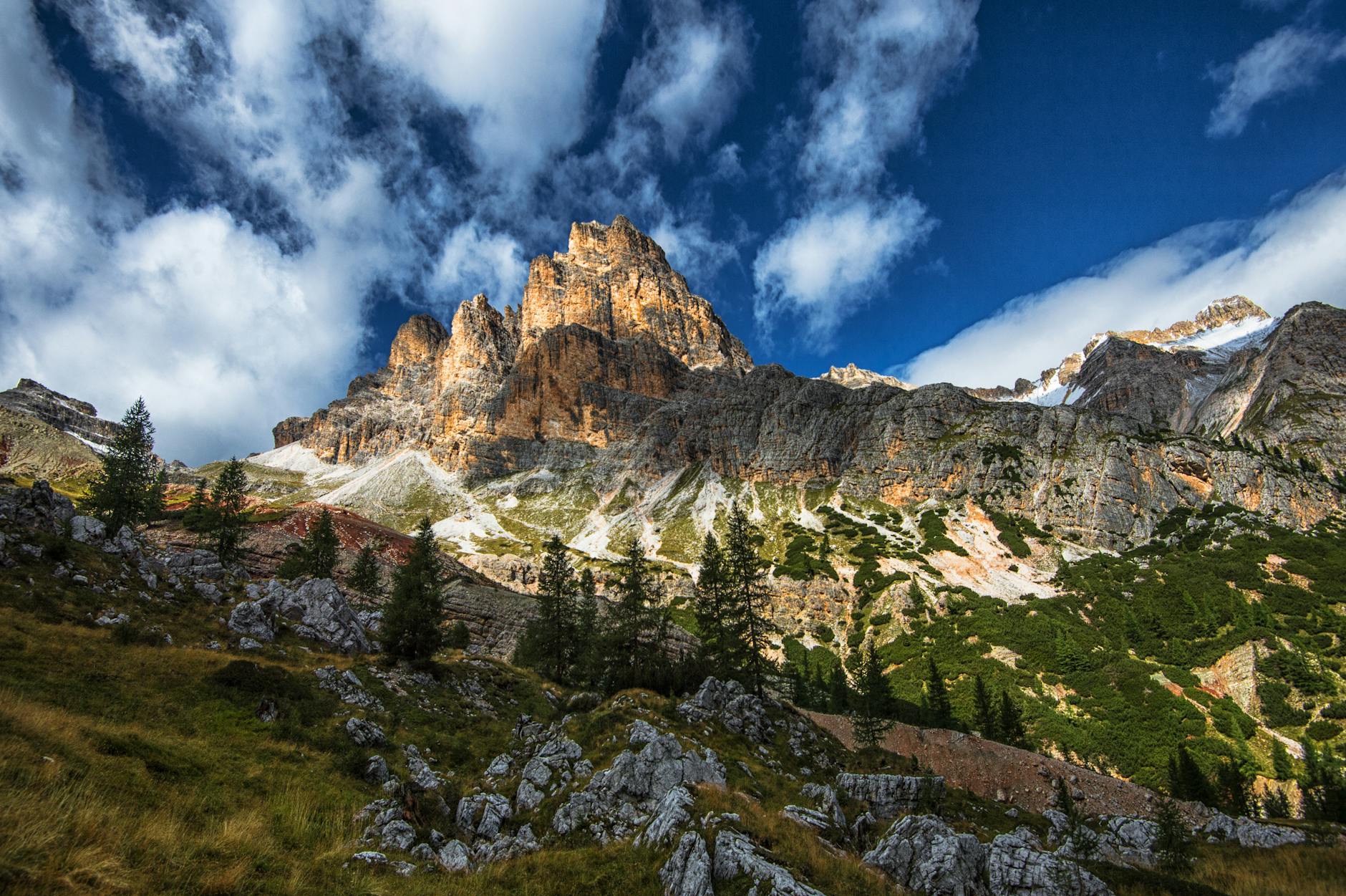 Panorama górska z skalistymi szczytami pod niebem z chmurami