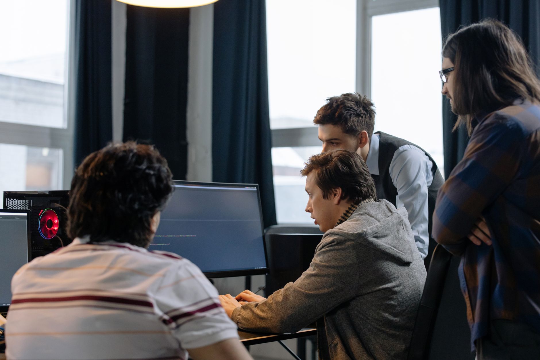 Grupa programistów wspólnie pracuje nad projektem open source