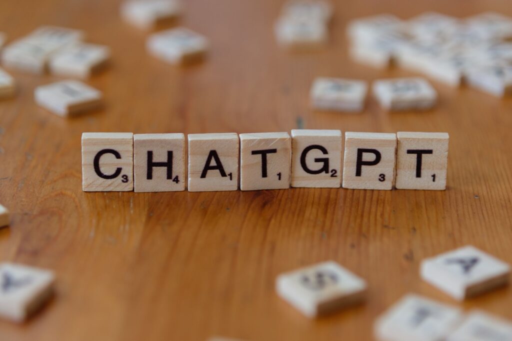 Klocki Scrabble układające się w napis CHATGPT na dre