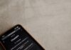 Czy można wklejać dane klientów do ChatGPT? Zasady bezpiecznej pracy z AI Smartfon z interfejsem ChatGPT na ekranie