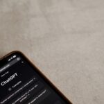 Smartfon z interfejsem ChatGPT na ekranie